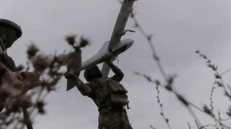 Dronët ukrainas shkaktojnë zjarr në rafinerinë e naftës në Rusi, mbeten të plagosur 2 persona