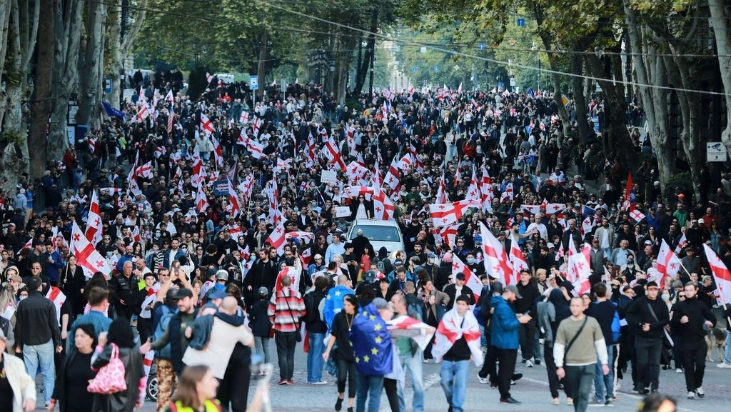 “Farsë elektorale, revolucion”/ Përshkallëzohet protesta në Gjeorgji ditën e zgjedhjeve, sulmohet pallati presidencial