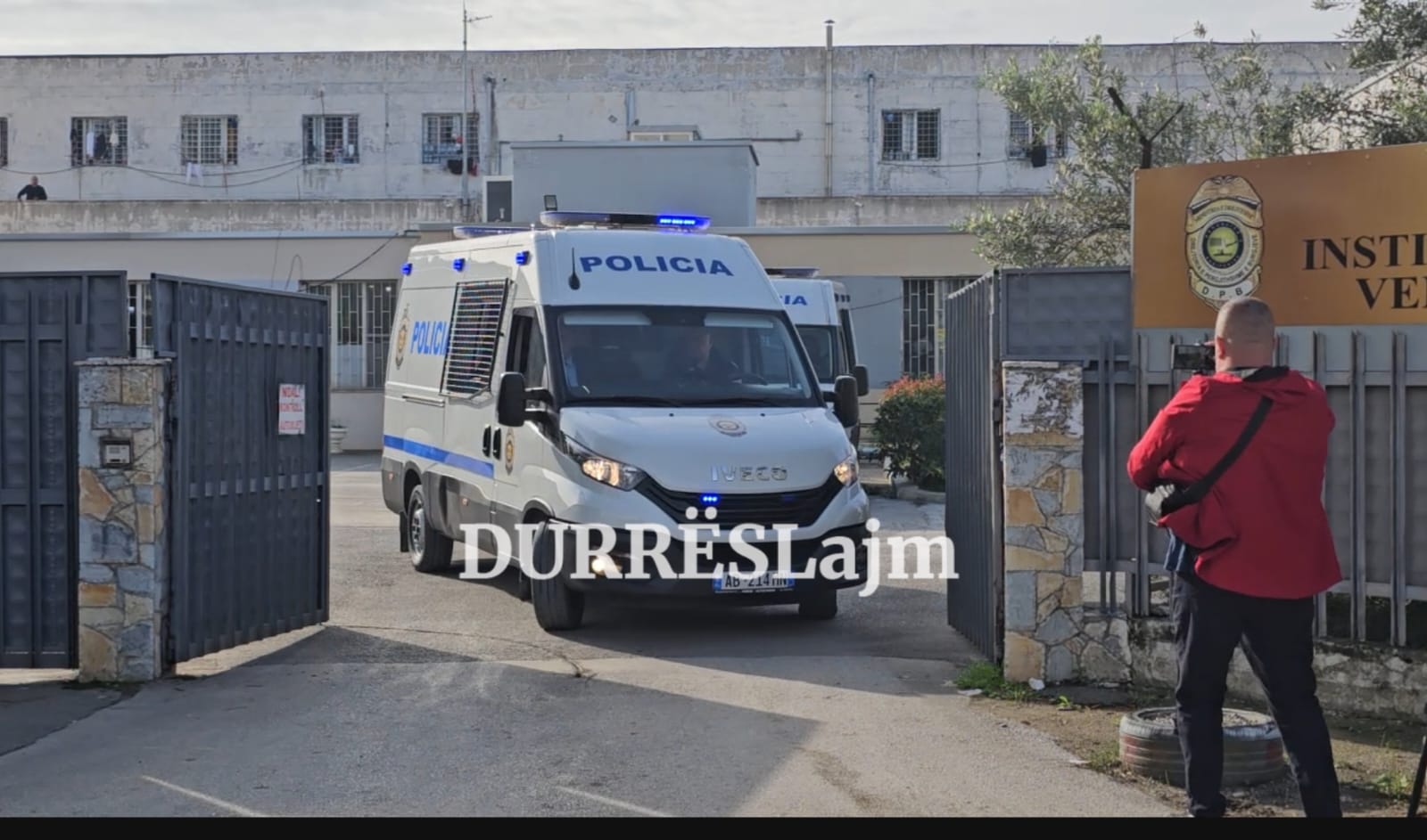 Veliaj niset me furgon policie nga paraburgimi i Durrësit drejt Tiranës, do paraqitet në Gjykatën Kushtetuese (VIDEO)