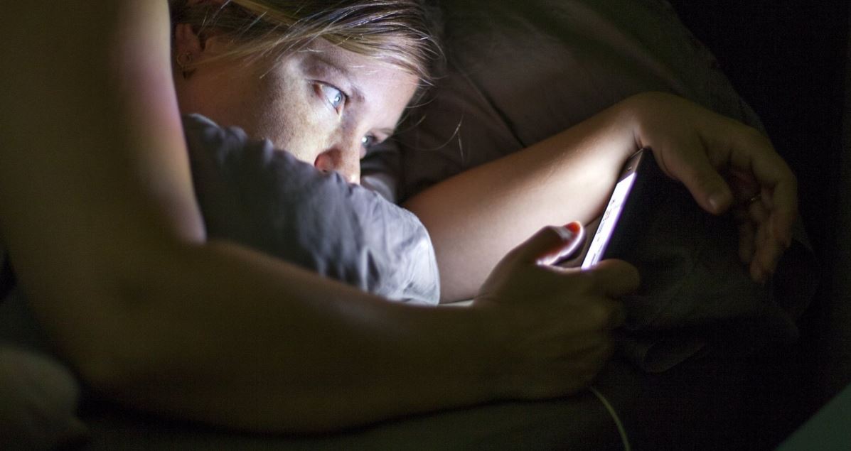 Përdorimi i telefonit në errësirë totale mund të shkaktojë humbje të përhershme të shikimit?