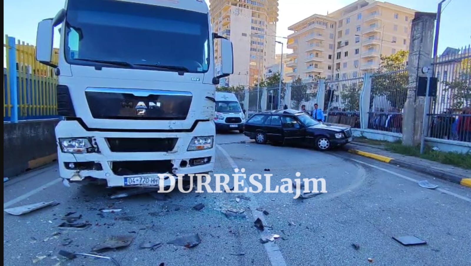 Aksident në portin e Durrësit, &#8220;Benz&#8221;-i përplaset me kamionin. 2 të plagosur (VIDEO)