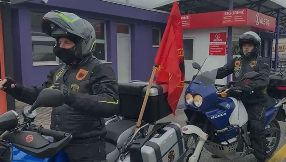 Mijëra persona nga Kosova dhe Lugina e Preshevës mbërrijnë në Shqipëri për të marrë pjesë në protestën e “UÇK” 