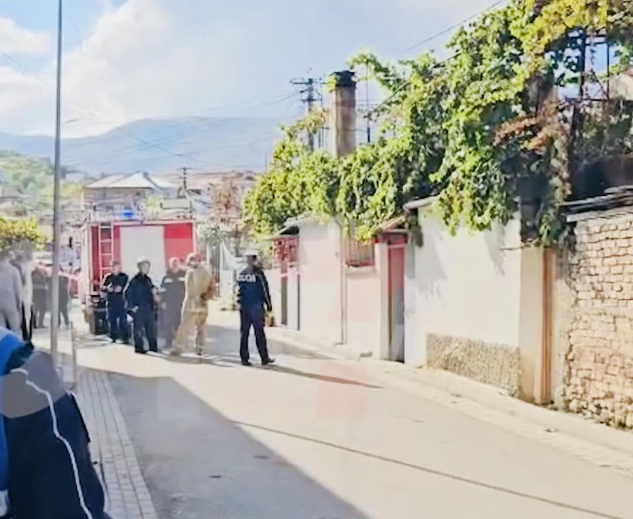 Zjarri në banesë/ Nëna dhe djali humbën jetën, bashkia e Maliqit merr përsipër shpenzimet