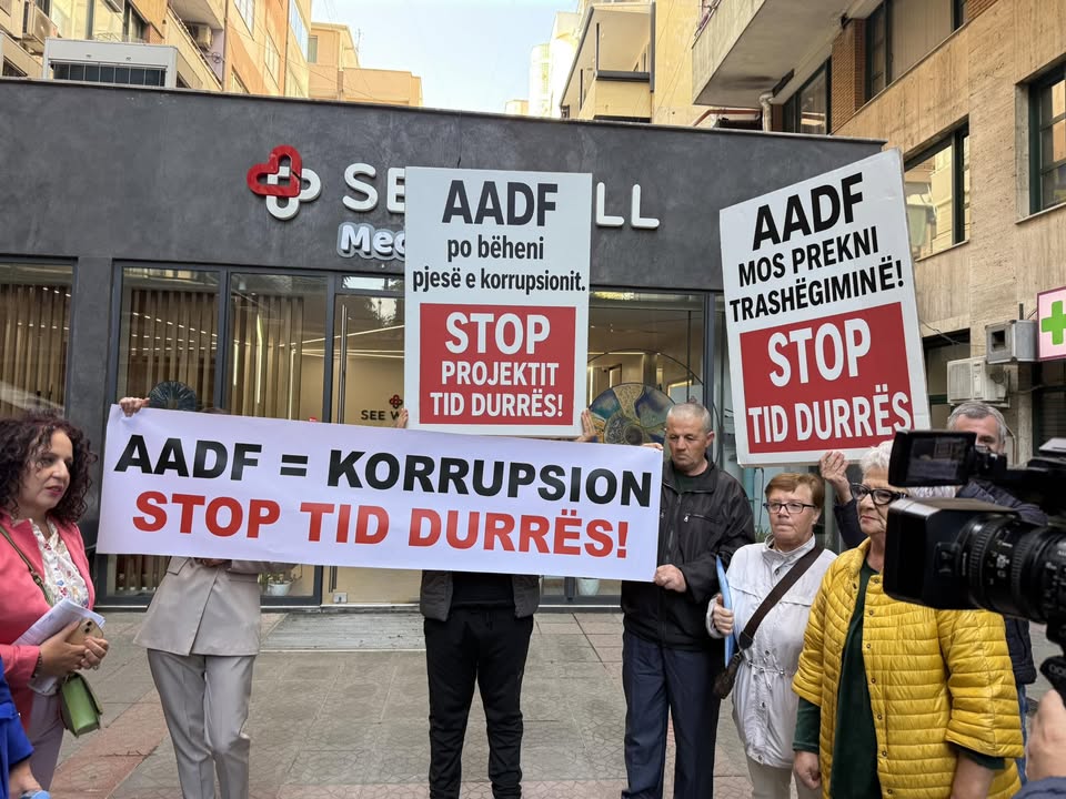 Me pankarta në duar, 74 familjet durrsake protestojnë para selisë së AADF-së: STOP TID Durrës (VIDEO)