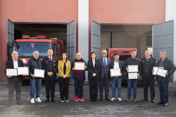 Kush janë zjarrfikësit e Durrësit që u nderuan me certifikata mirënjohjeje (VIDEO)