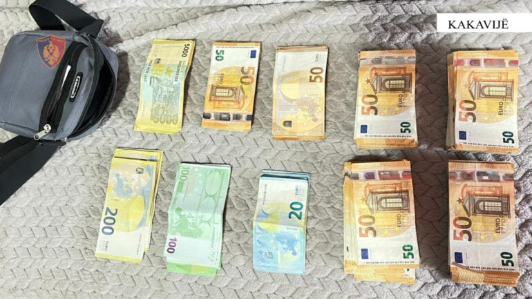 Tentoi të nxirrte nga Shqipëria rreth 21 mijë euro pa i deklaruar, e pëson 51-vjeçari