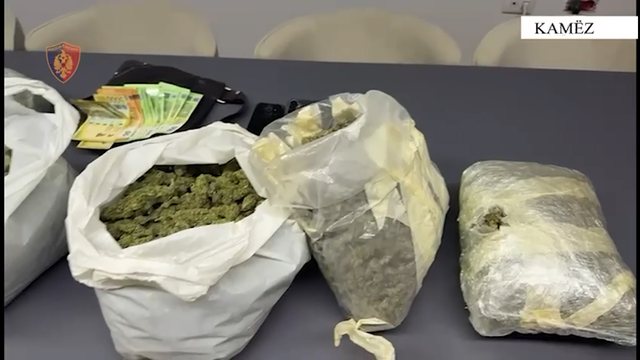 U kapën duke transportuar drogë, arrestohen dy persona! Gjatë kontrollit në banesën e njërit prej tyre, u zbulua “shtëpia e barit”! 