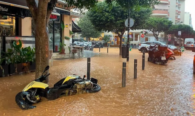 VIDEO/ Përmbytet Ibiza, turistë që largohen dhe makina nën ujë