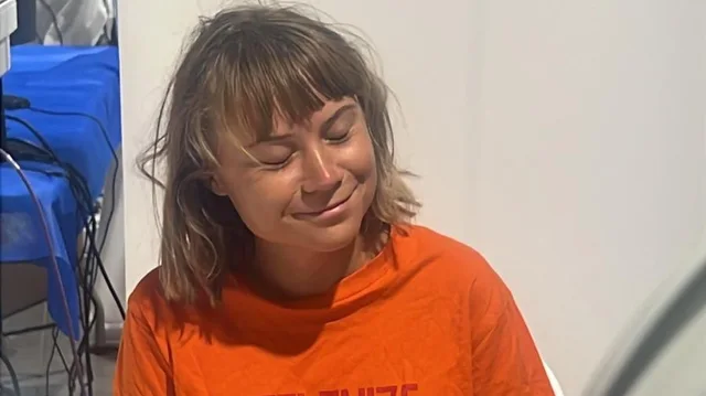 E tërhoqën zvarrë për flokësh dhe e detyruan të puthte flamurin izraelit, aktivistja turke denoncon keqtrajtimin e Greta Thunberg