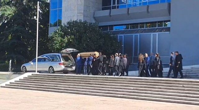  Përfundojnë homazhet për gjyqtarin Astrit Kalaja, arkëmorti niset drejt Shkodrës