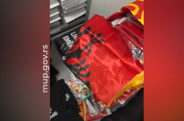 Arrtestohet nga policia serbe shqiptari me flamuj dhe bluza që dyshoheshin të përdoreshin në Leskovac për ndeshjen Serbi-Shqiperi!