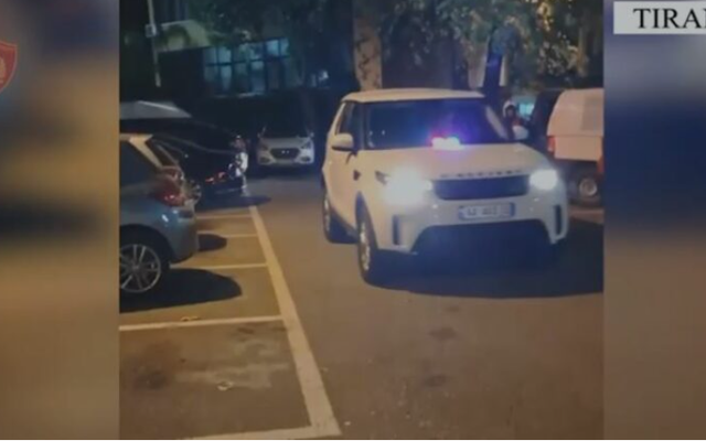 Bleu makinën, por nuk i bëri pagesën pronarit, arrestohet 28-vjeçari 