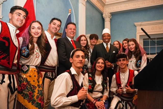 Vizita e Eric Adams në Shqipëri/ Politico: Të deklarohet çdo përfitim që ka marrë nga qeveria Rama