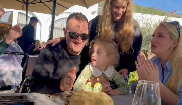 Flor Binaj feston 40-vjetorin me 3 fëmijët dhe të shoqen (VIDEO)