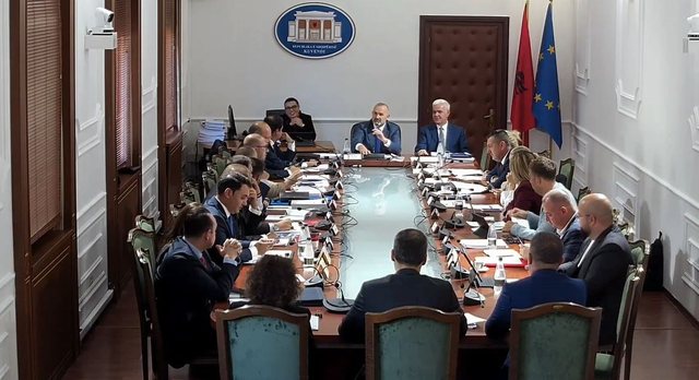 “Na mori malli o burrë i dheut, ku është kryeministri ta puth”, batuta te Ligjet! Manja &#8211; Korreshit: Edhe po erdhi, ti nuk e arrin dot