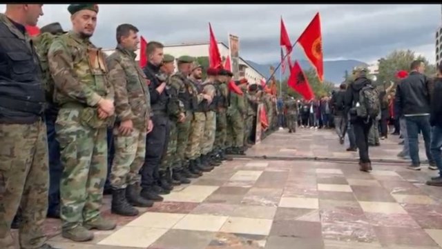 FOTOLAJM/ Veteranët e UÇK-së rreshtohen para memorialit, nderojnë Skënderbeun