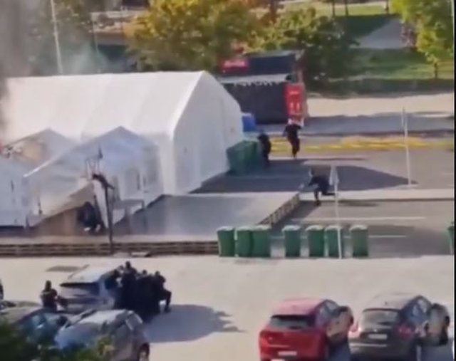 Serbi/ Zjarr dhe të shtëna me armë zjarri jashtë parlamentit, një i plagosur