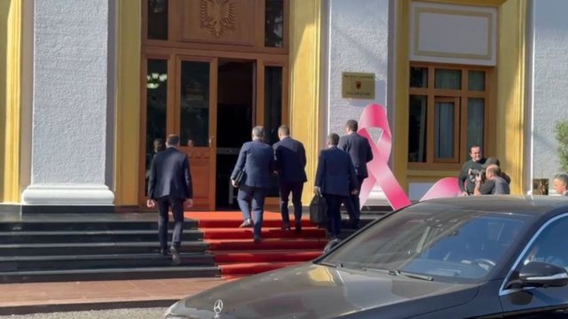 Altin Dumani mbërrin në Kuvend, do raportojë për korrupsionin para deputetëve