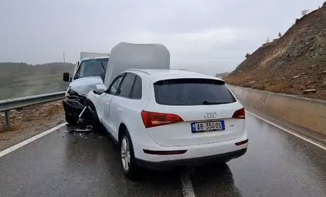 Përplasen dy makina, tre persona të plagosur 