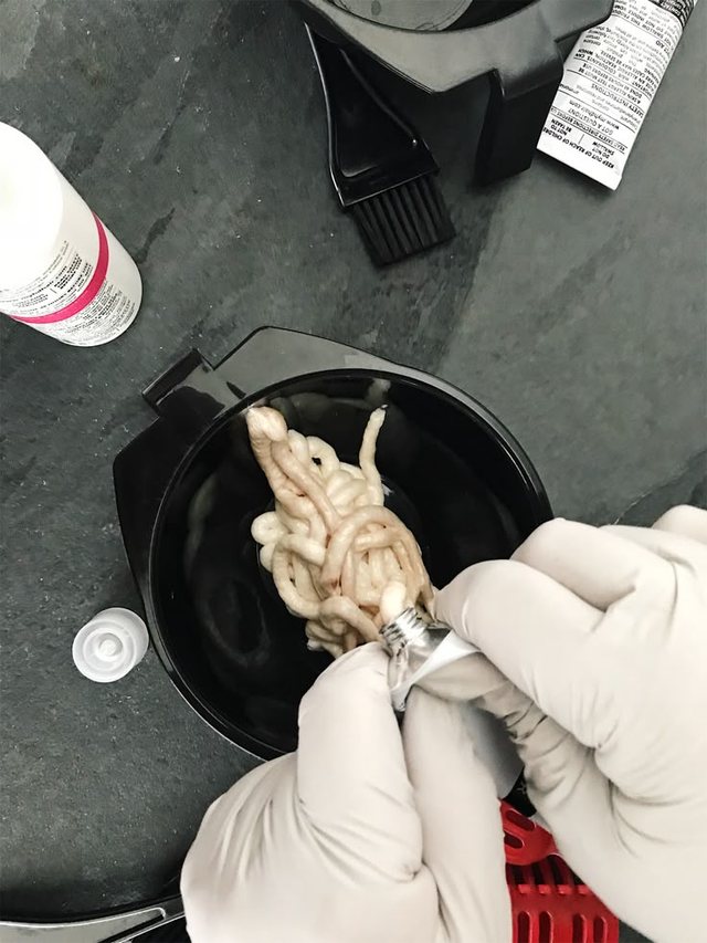 Çfarë duhet të dish para se të lyesh flokët në kushte shtëpie