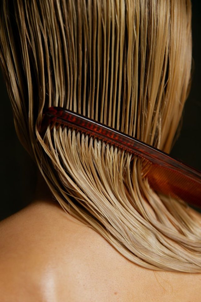 Efektet negative të fjetjes me flokë të lagur