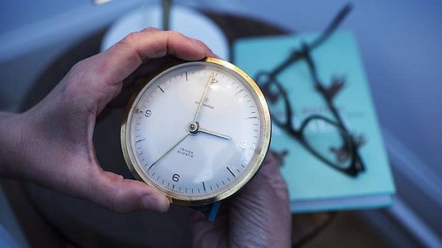 Nesër ndërrohet ora, akrepat kthehen 60 minuta pas