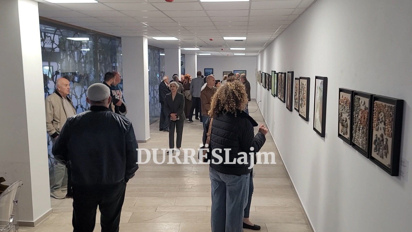 Durrës, piktorja Emjona Stasi hap ekspozitën &#8220;Ndjesi&#8221; me 71 tablo (VIDEO)