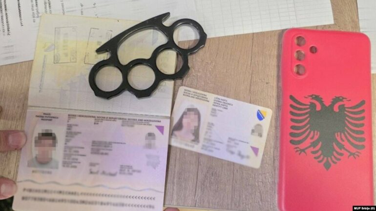 U kapën me boks metalik dhe simbole të flamurit shqiptar, arrestohen në Serbi dy boshnjakë