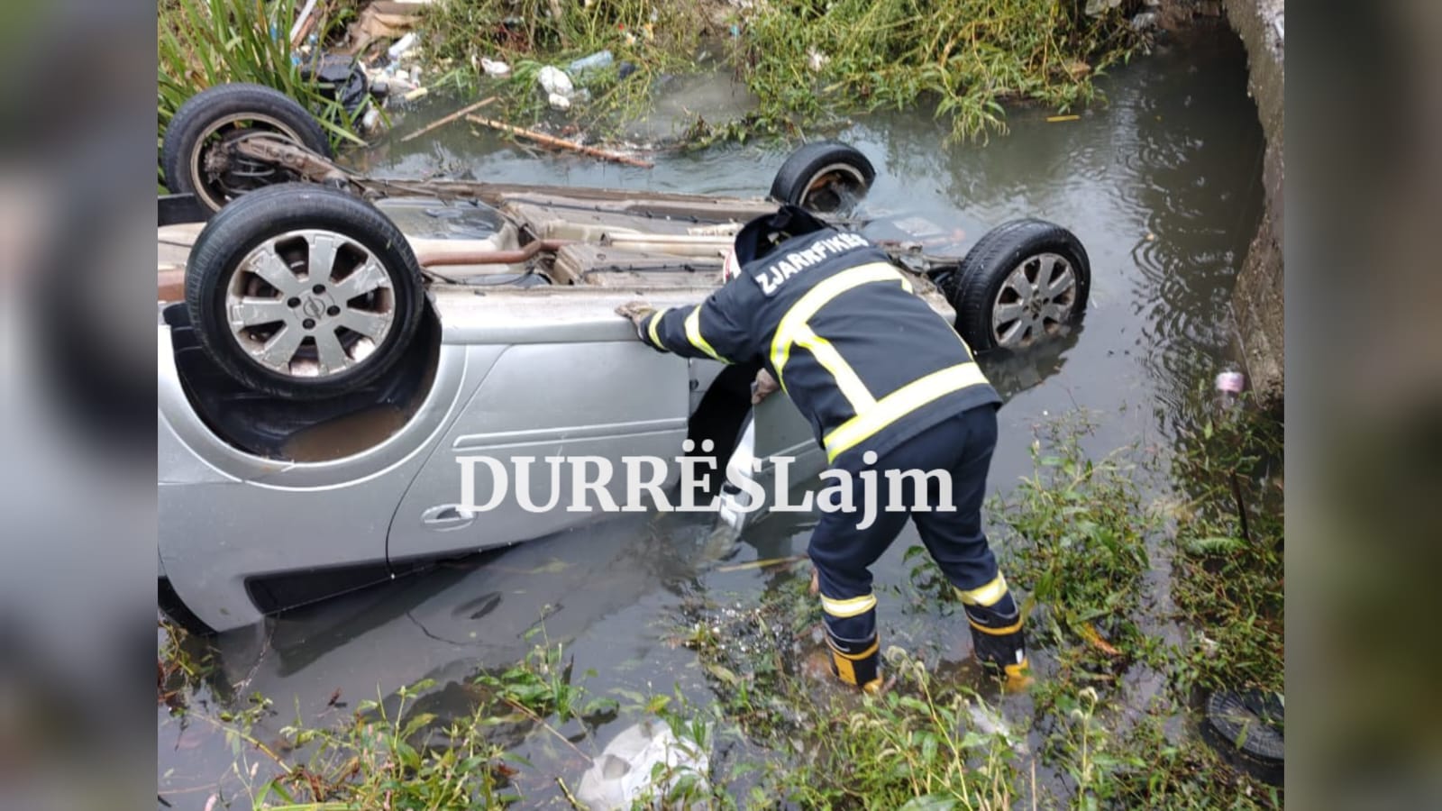Durrës/ Makina del nga rruga dhe përmbyset në kanal (VIDEO)
