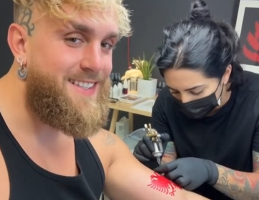 Jake Paul bën tatuazh shqiponjën? Boksieri reagon për herë të parë pas videove virale