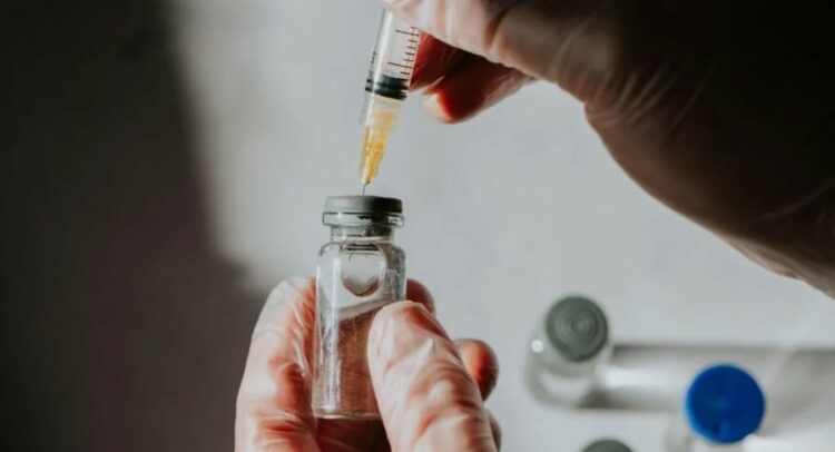 Britania miraton vaksinën për mbrojtjen nga HIV