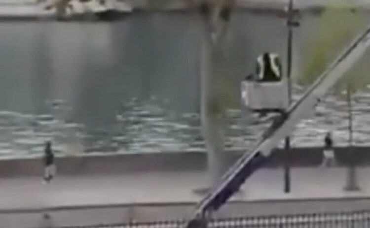 VIDEO/ Momenti kur hajdutët e Luvrit largohen me stolitë e grabitura