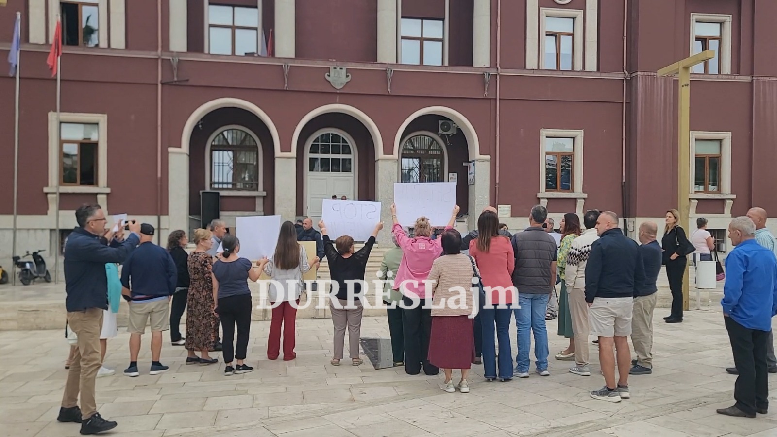 Projekti TID Durrës/ Banorët protestojnë me pankarta dhe letra higjenike para bashkisë (VIDEO)