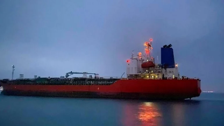 Anija cisterne sulmohet dhe merr flakë në brigjet e Jemenit