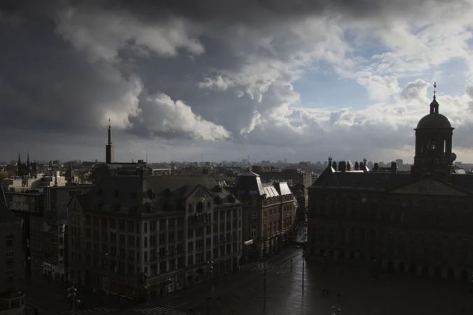 Moti i keq në Amsterdam, anulohen rreth 75 fluturime