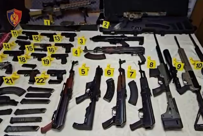 Snajper, municion luftarak dhe…/ Zbulohet baza e armëve në Tiranë. Detaje