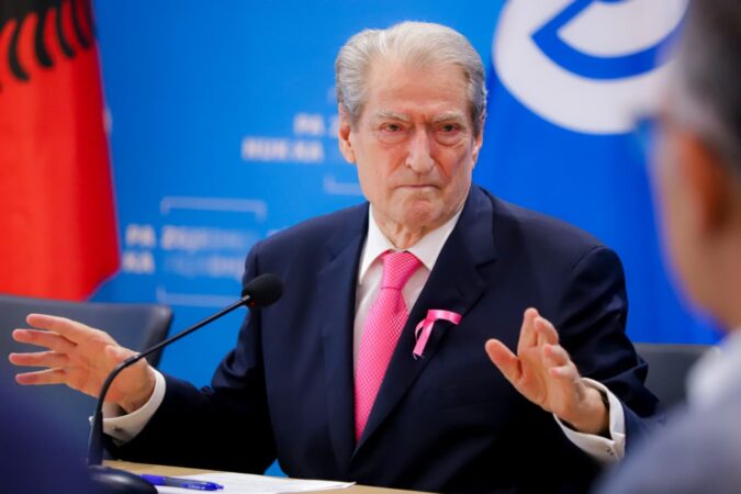 Sali Berisha: Bajram Begaj ushtron detyrat e xhepit, shkon e punon në privat duke shkelur Kushtetutën