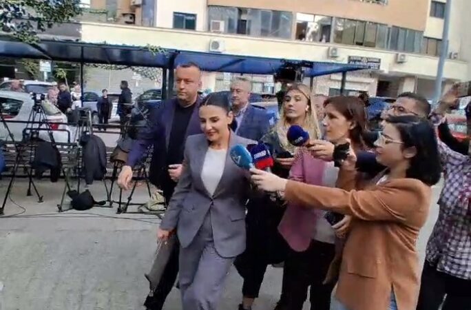 Belinda Balluku paraqitet në SPAK. Shtyn mikrofonët e gazetarëve