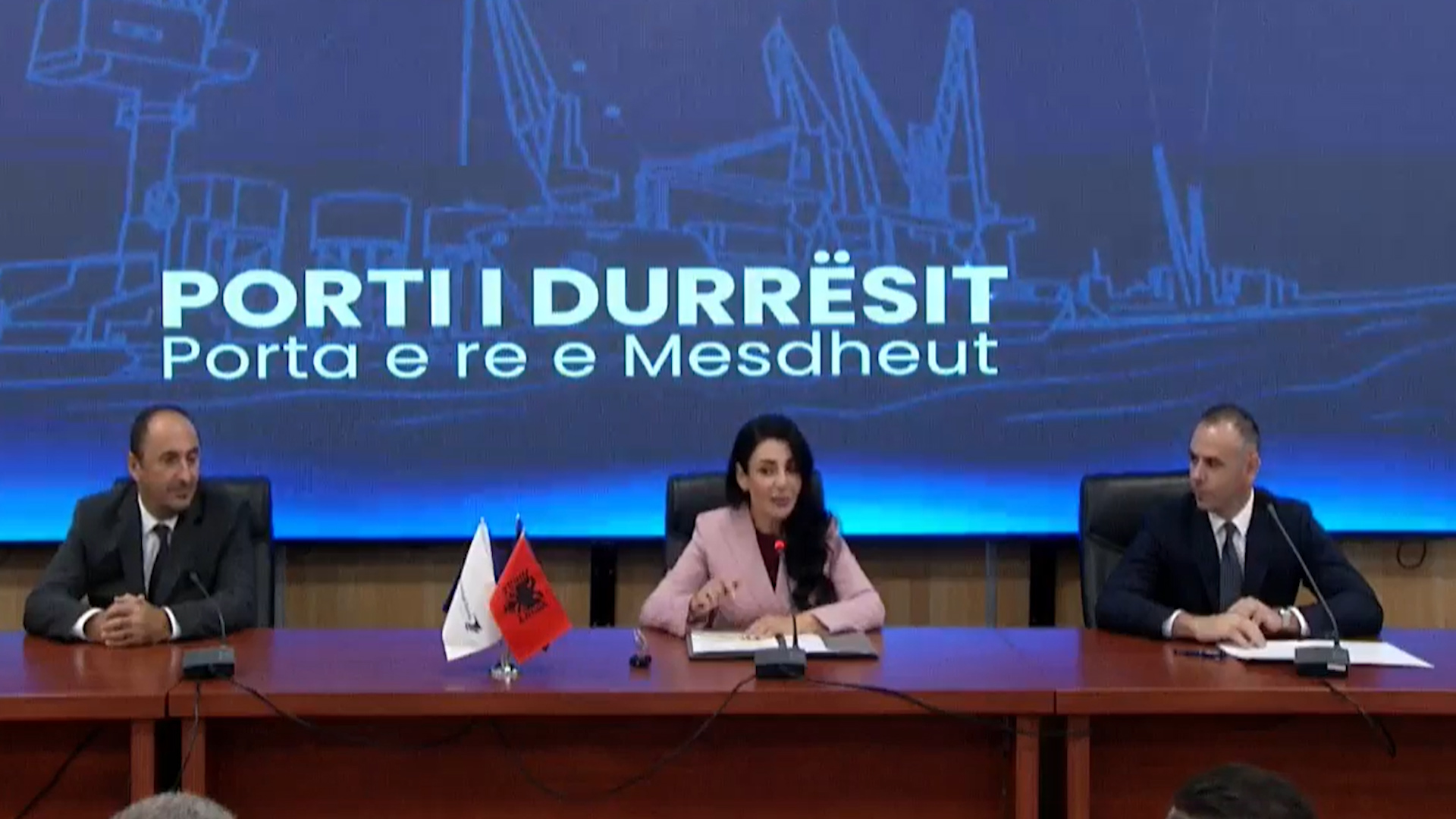 LIVE/ Balluku prezanton drejtorin e ri të Portit të Durrësit