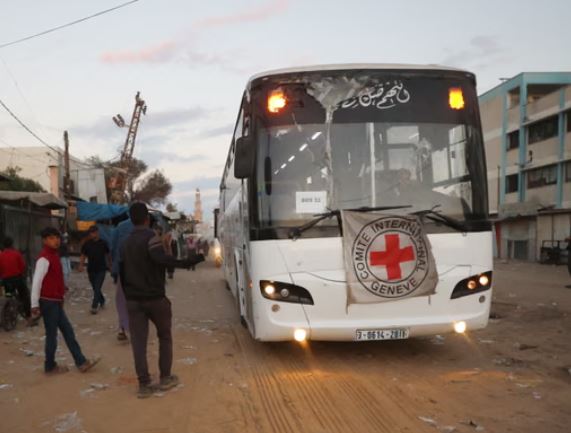 Lirohen dhjetëra pengje palestinezë, autobusi mbërrin në Gaza