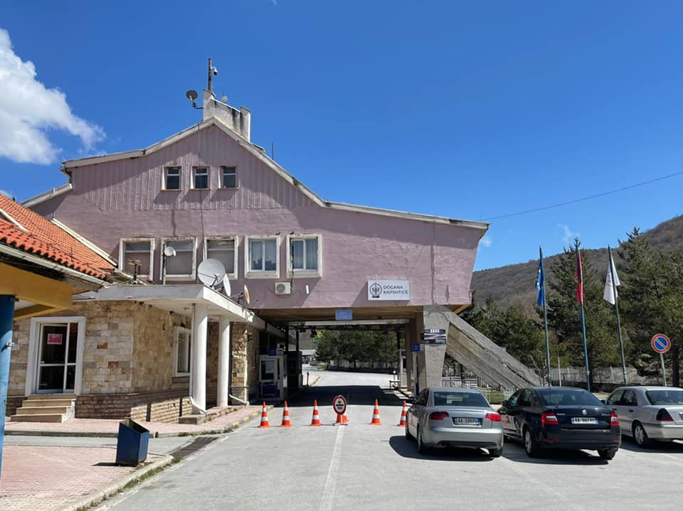 Tentoi të vriste gjyshin me thikë dhe po arratisej drejt Greqisë, 35-vjeçari kapet duke kaluar ilegalisht kufirin në Kapshticë