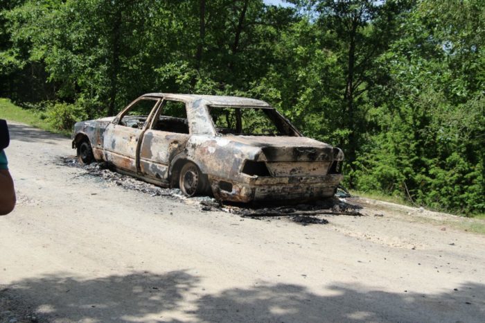 Gjendet një makinë e djegur me dy armë zjarri brenda