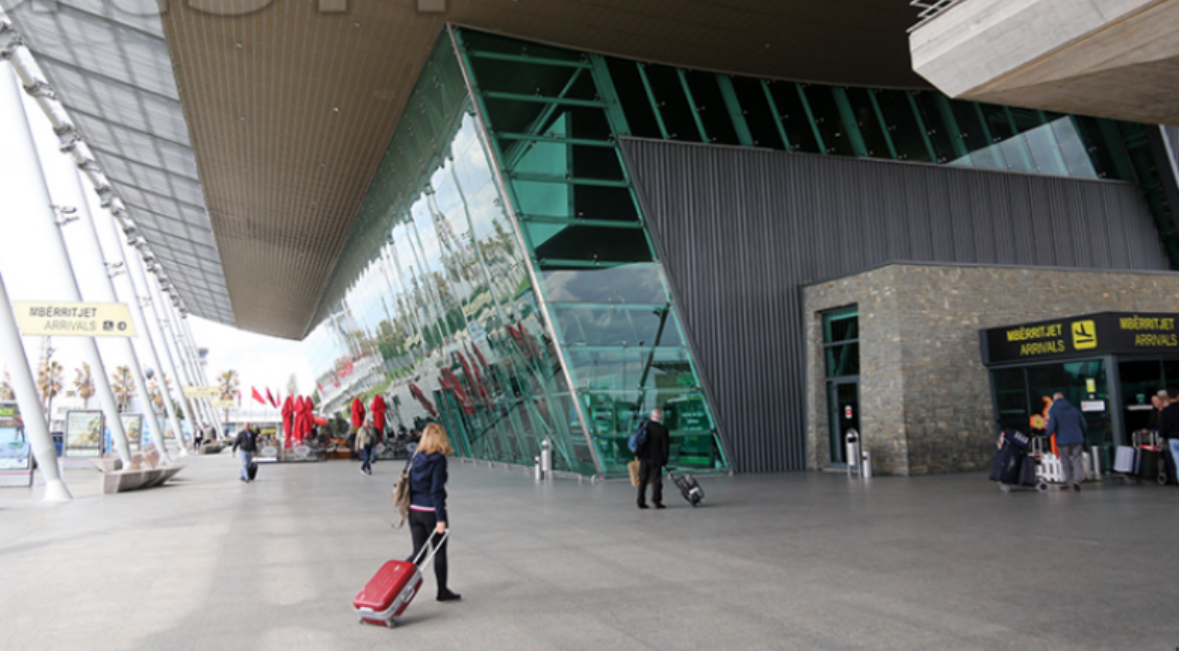 Do udhëtoni drejt vendeve të BE? Ambasada jep njoftimin e rëndësishëm: Nga 12 tetori nis sistemi i ri…