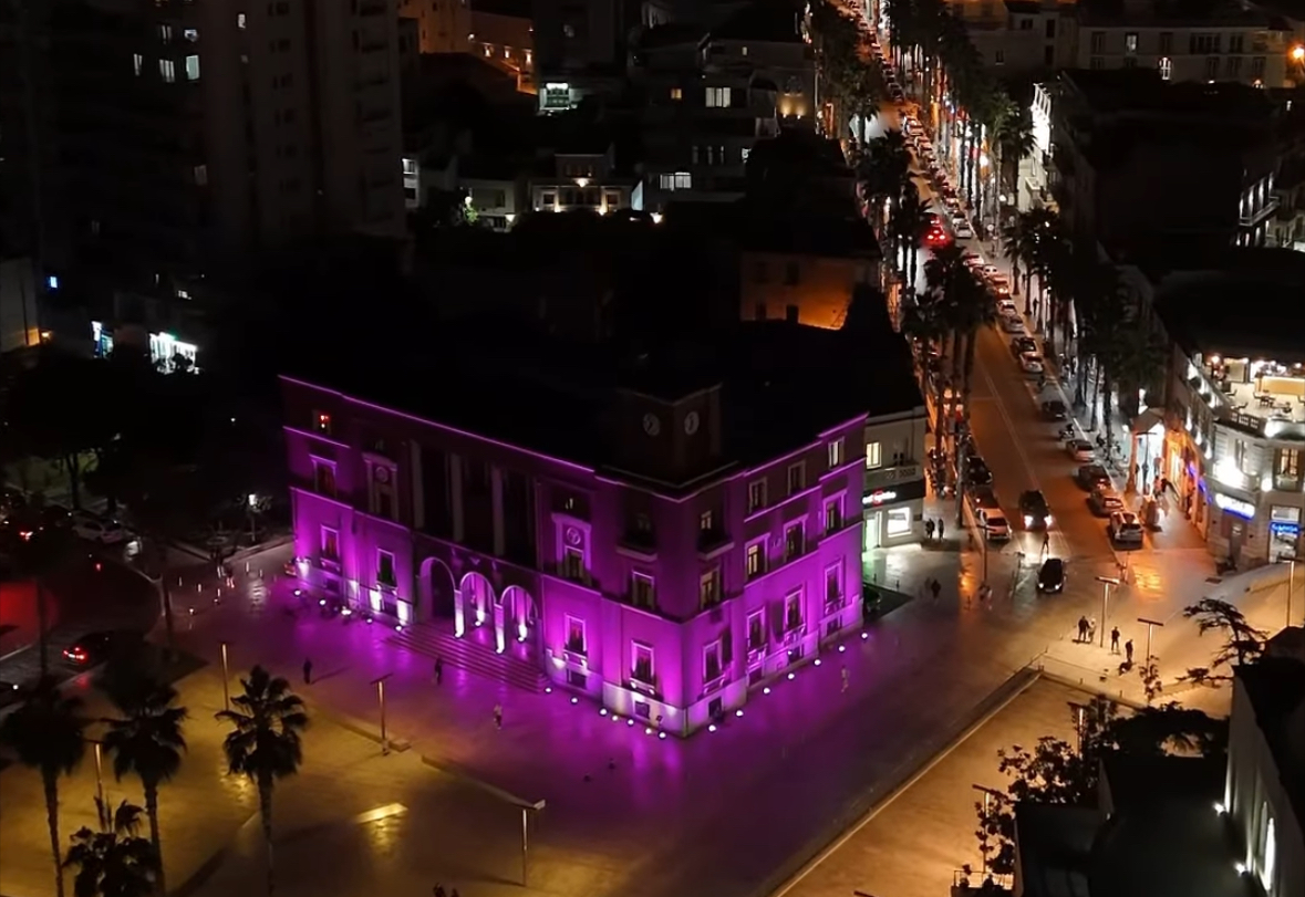 Bashkia e Durrësit ndriçohet në rozë në mbështetje të kauzës kundër kancerit të gjirit