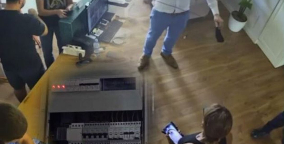 Ortakja lidh sahatin me ndihmën e policisë dhe OSHEE-së, hoteli në rrezik zjarri 