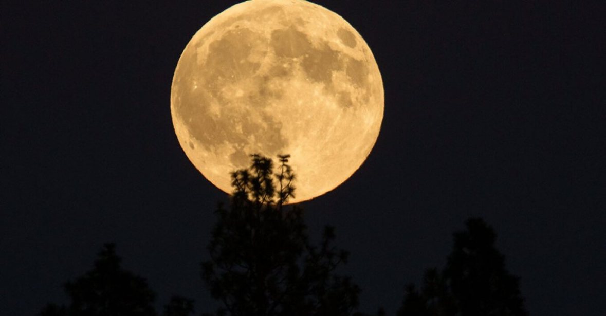 Superhëna e sotme e tetorit më e madhja dhe më e ndritshmja e vitit, ja pse quhet Hëna e Korrjes 