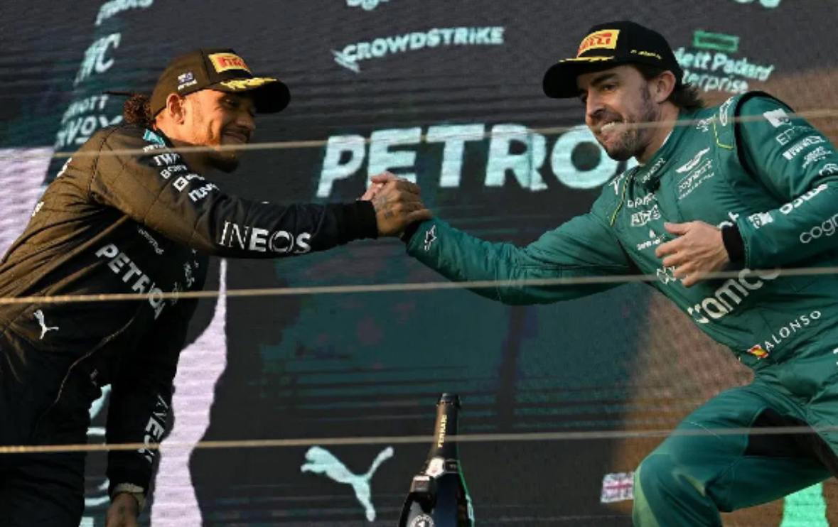 Polemika mes dy të mëdhenjve të Formula 1, Alonso akuzon, Hamilton e ironizon 