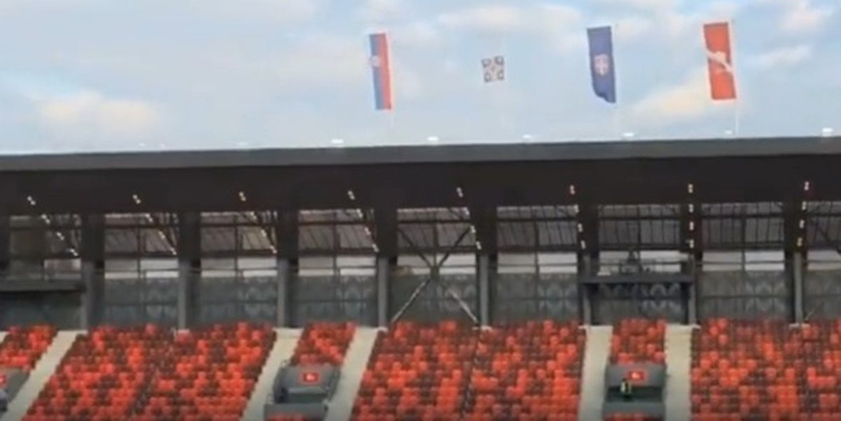 Gjest i shëmtuar nga serbët! Flamuri shqiptar mungon në stadiumin e Leskovcit 