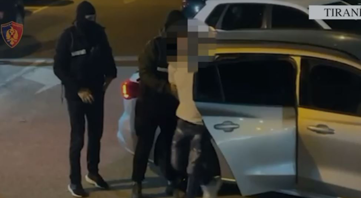 Arrestohet 22-vjeçari që shpërndante kokainë në Kamzë, sekuestrohet lëndë narkotike dhe një peshore në banesën e tij