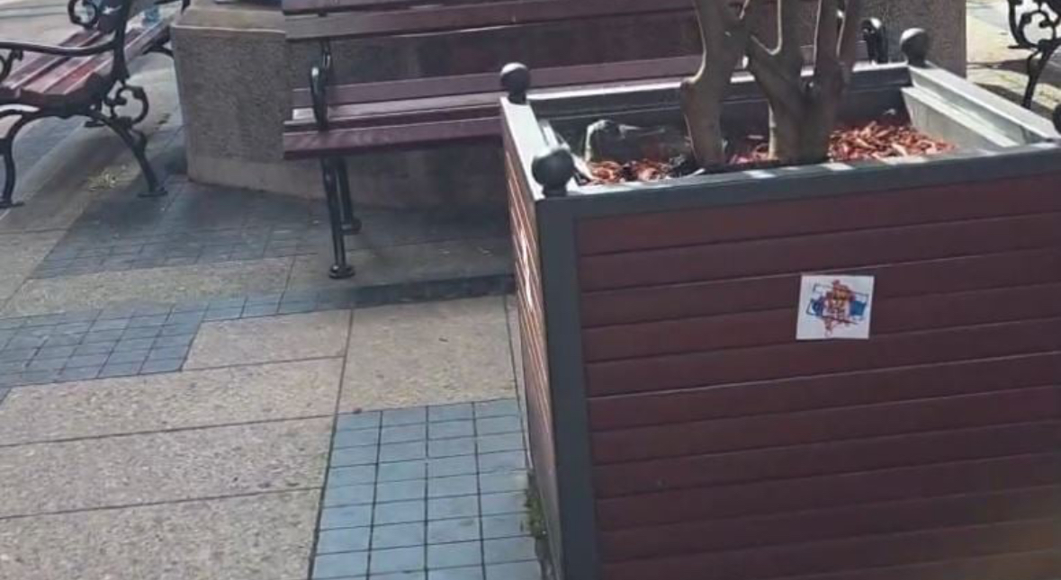 Serbët nuk “ngopen” me provokime, vendosin hartën e Kosovës me flamurin e Serbisë në qytetin ku ndodhet hoteli i Kombëtares shqiptare